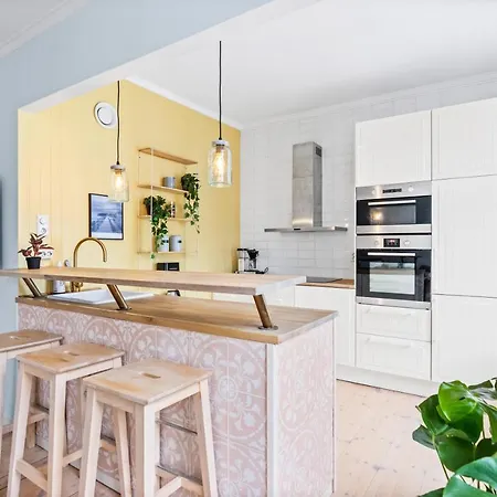 Classic, Unique And Charming - Popular Area Leilighet *